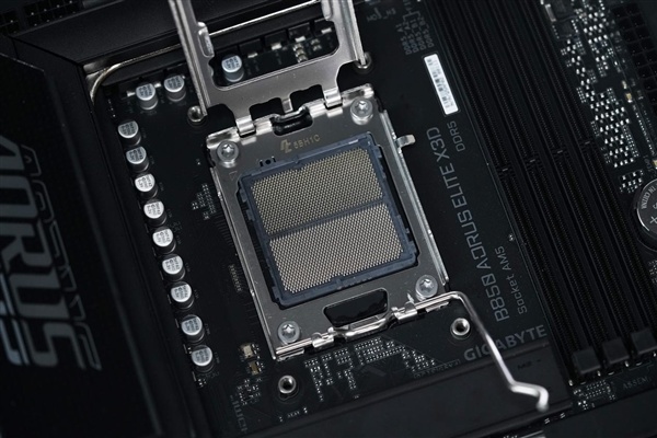 16+2+2相供电 配4路M.2!技嘉B850 AORUS ELITE X3D图赏