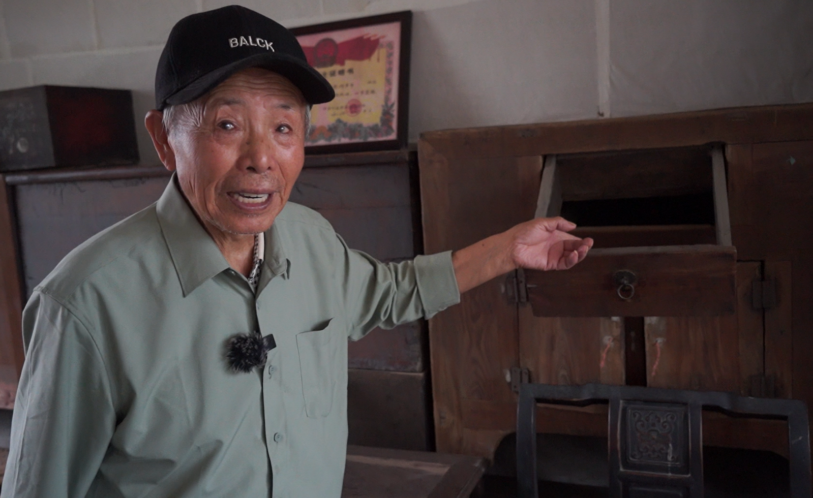 李振荣介绍李兆麟故居的旧家具(央广网记者 李子平 摄)