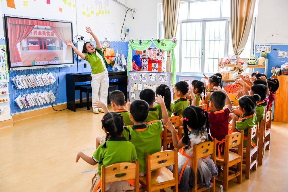 在广西玉林市兴业县第一实验幼儿园，老师带领学生做游戏。新华社记者 曹祎铭 摄