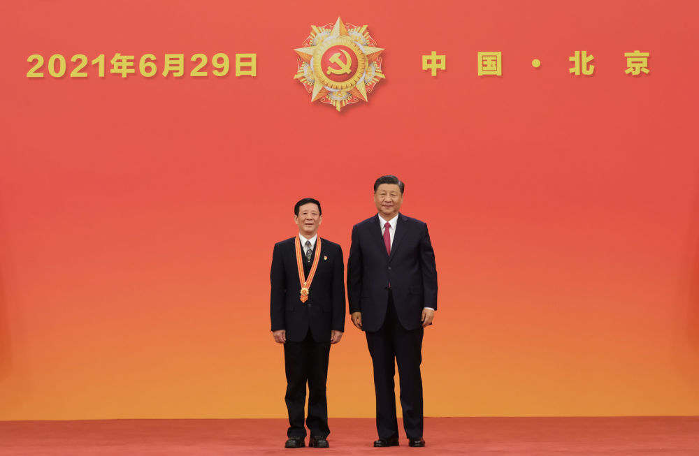 2021年6月29日，庆祝中国共产党成立100周年“七一勋章”颁授仪式在北京人民大会堂金色大厅隆重举行。中共中央总书记、国家主席、中央军委主席习近平向“七一勋章”获得者艾爱国颁授勋章。新华社记者 李学仁 摄