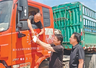 图为李显(中)和任汝尊(右)为彭运起办理手续。苏 亚摄(人民视觉)