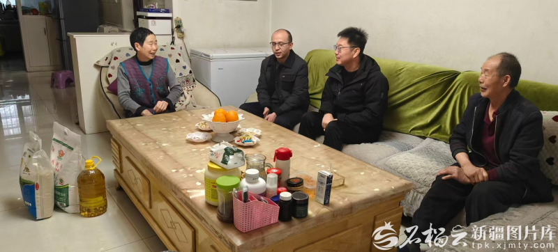 运昱国（右二）走访群众，了解其身体状况及家庭生活情况。郝顺利摄