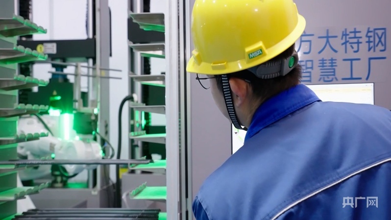 南昌一特种钢材企业技术人员正在调试自动焊接机器人（央广网记者 郇康新 摄）