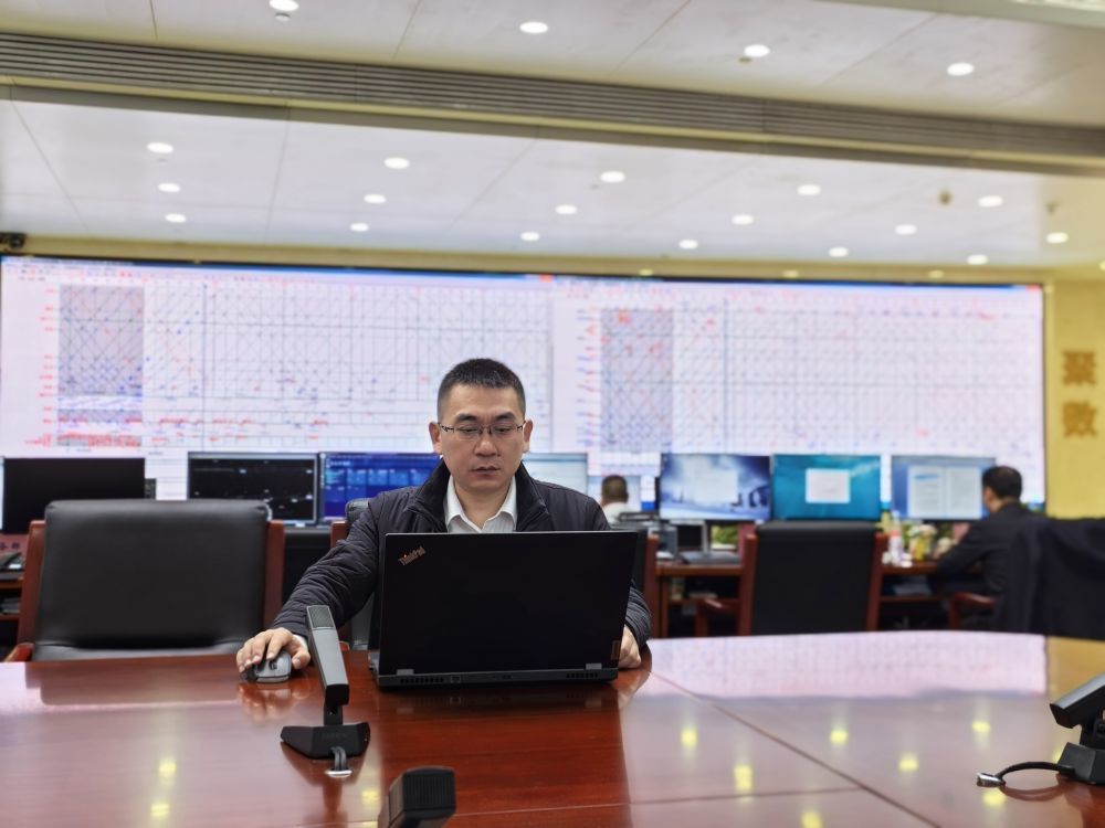 中国铁路北京局集团有限公司运输部工程师张博正在工作。新华社发