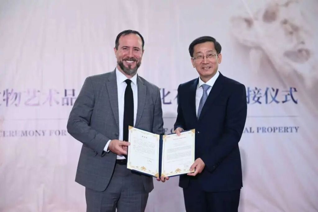 中国驻美国大使馆举行中国文物艺术品和古生物化石返还交接仪式