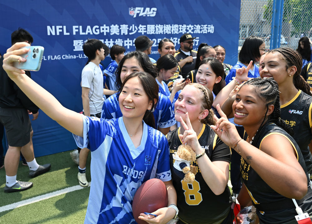 2025年5月26日，在中美青少年腰旗橄榄球交流活动上，美国华盛顿州林肯高中女子橄榄球队队员同北京市十一学校学生合影留念。