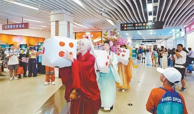 五通码头通过歌剧快闪演出、中秋博饼体验与惠民门票派送等多元形式,为往返两岸的旅客送上中秋惊喜。