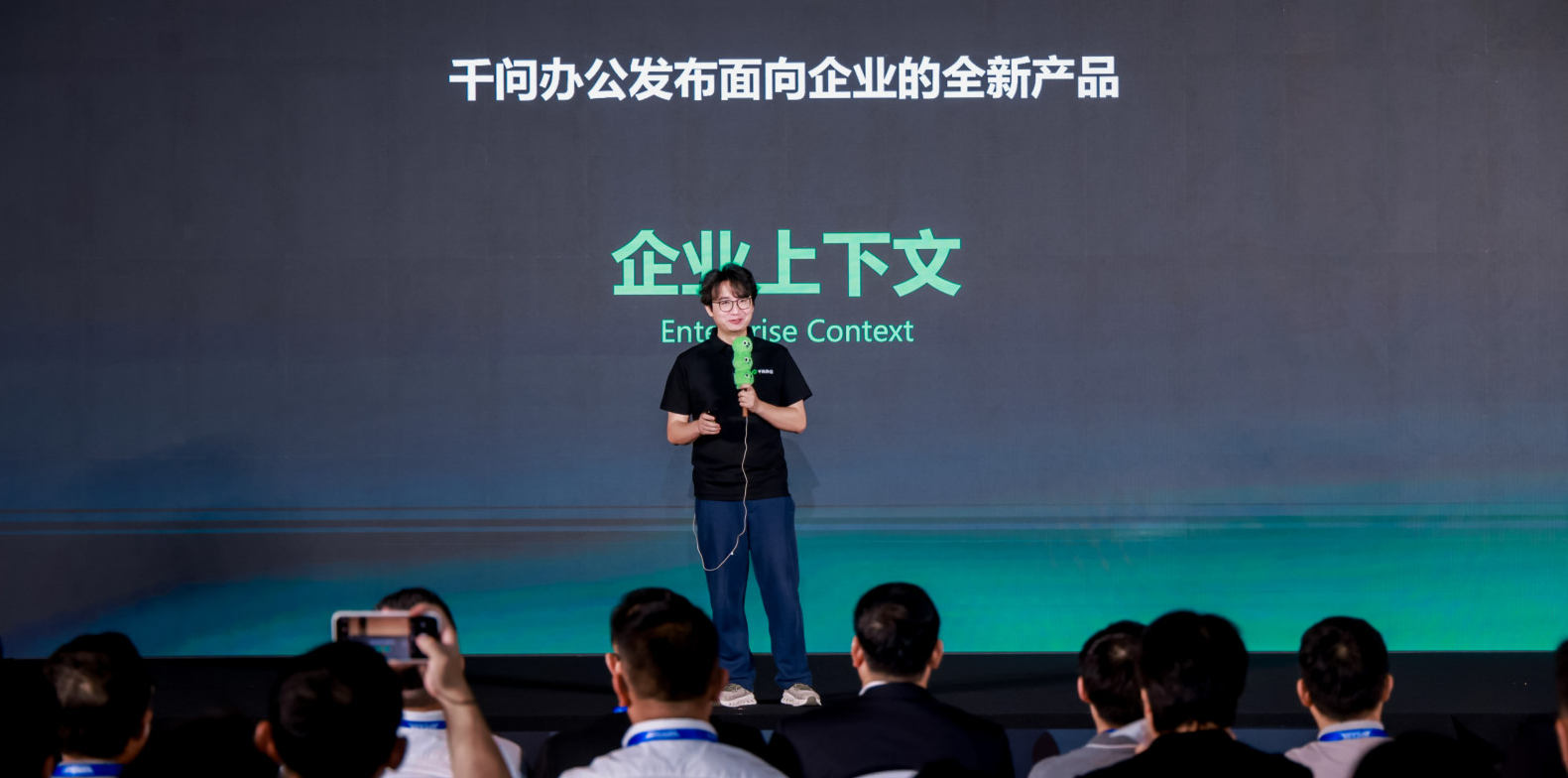 千问办公推出软硬“全家桶”!对话副总裁束骏亮:AI办公赛点还没来