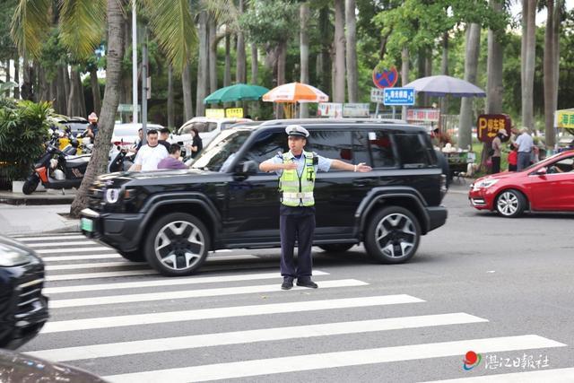 疏导车流。