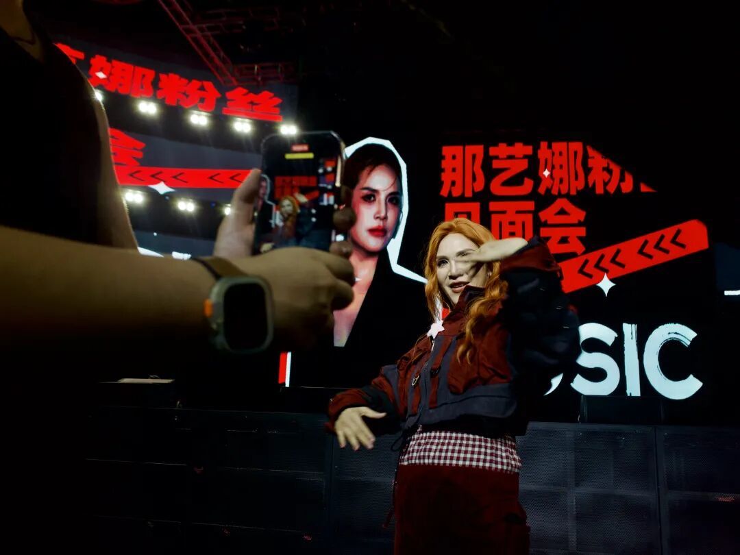 那艺娜在配合团队进行短视频拍摄。