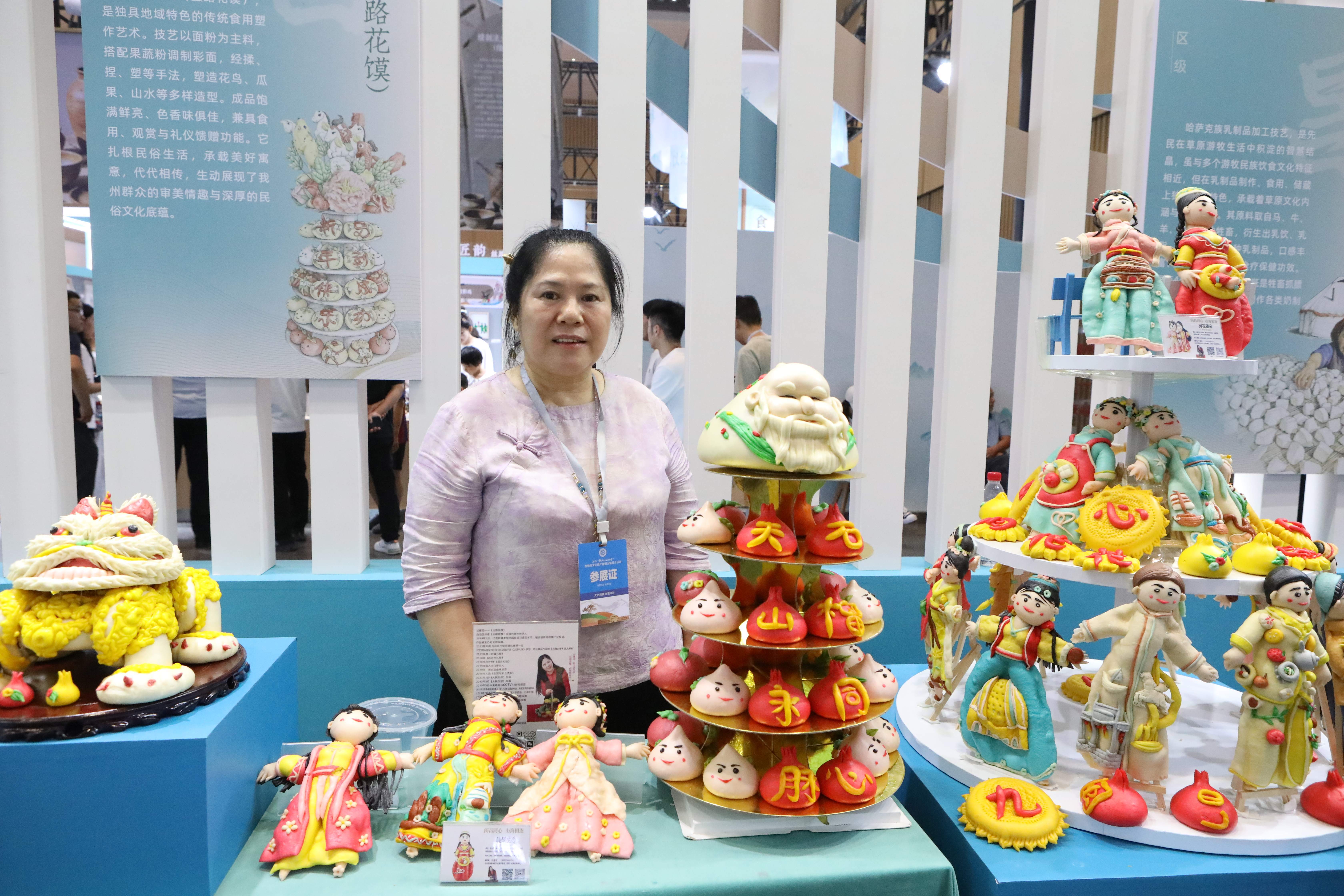 甘惠琼和她的花馍作品。胡杨网记者 李雨浪 摄.jpg