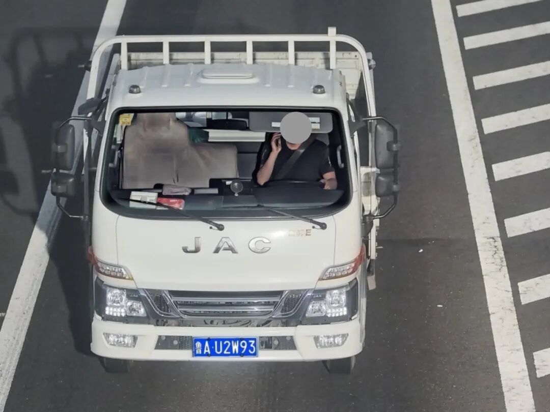 1京台高速使用手机 (4).jpg