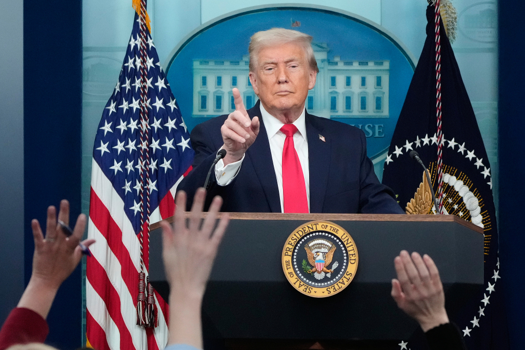 当地时间2026年1月20日,美国华盛顿,白宫,美国总统特朗普上任一周年新闻发布会上请记者提问。视觉中国 图