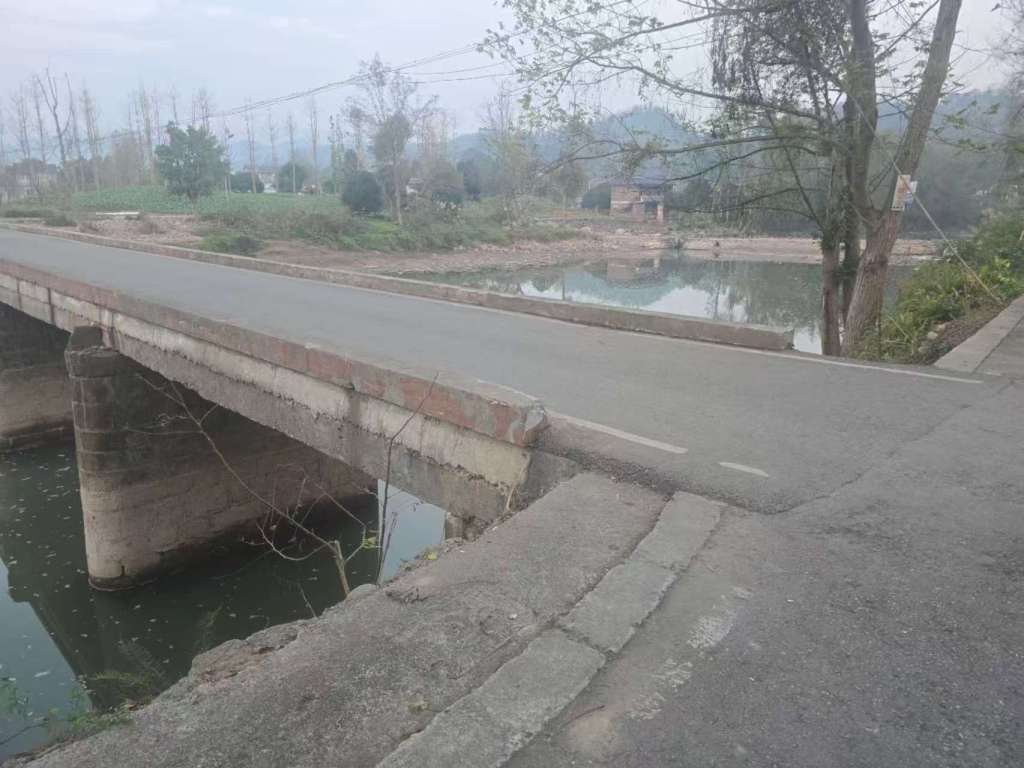 事发桥梁,遇难家属呼吁加装护栏。受访者供图