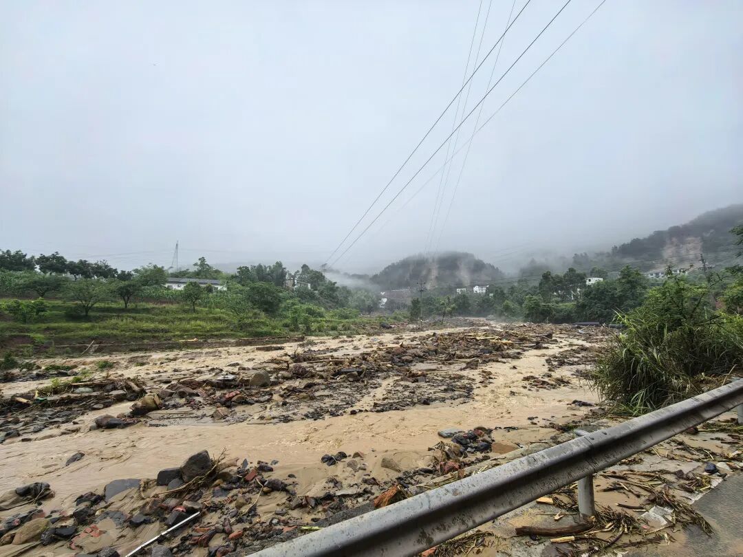 5月24日,重庆市永川区的一条河道,水质混浊,还漂浮着一些杂物。图/受访者提供