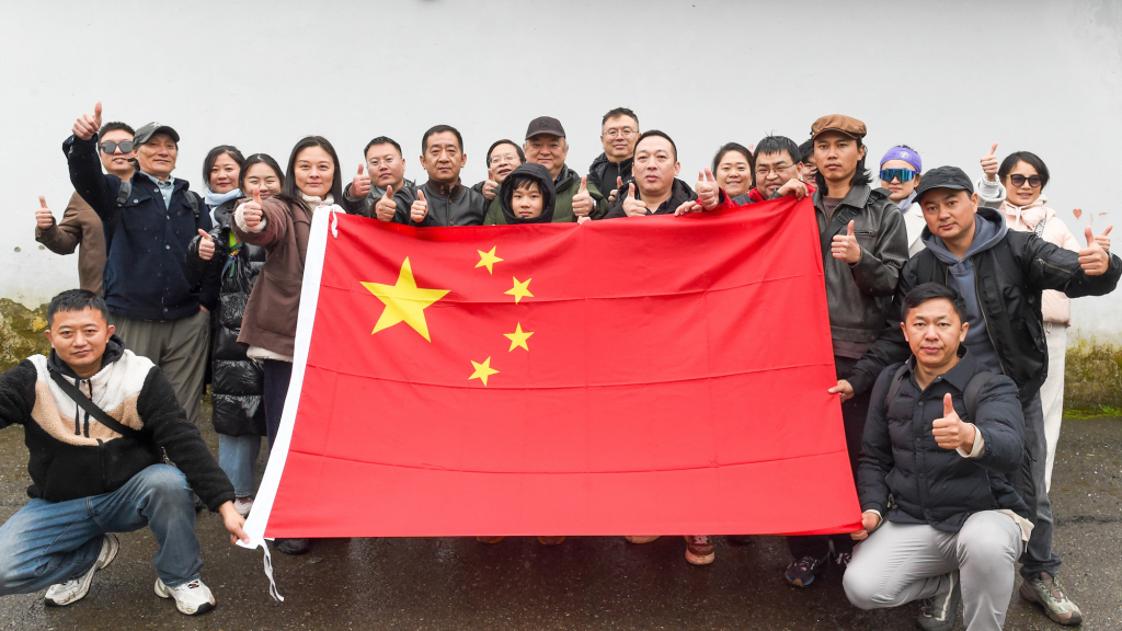 3月1日,从伊朗撤离的中国公民在阿塞拜疆南部阿斯塔拉口岸合影。新华社 图