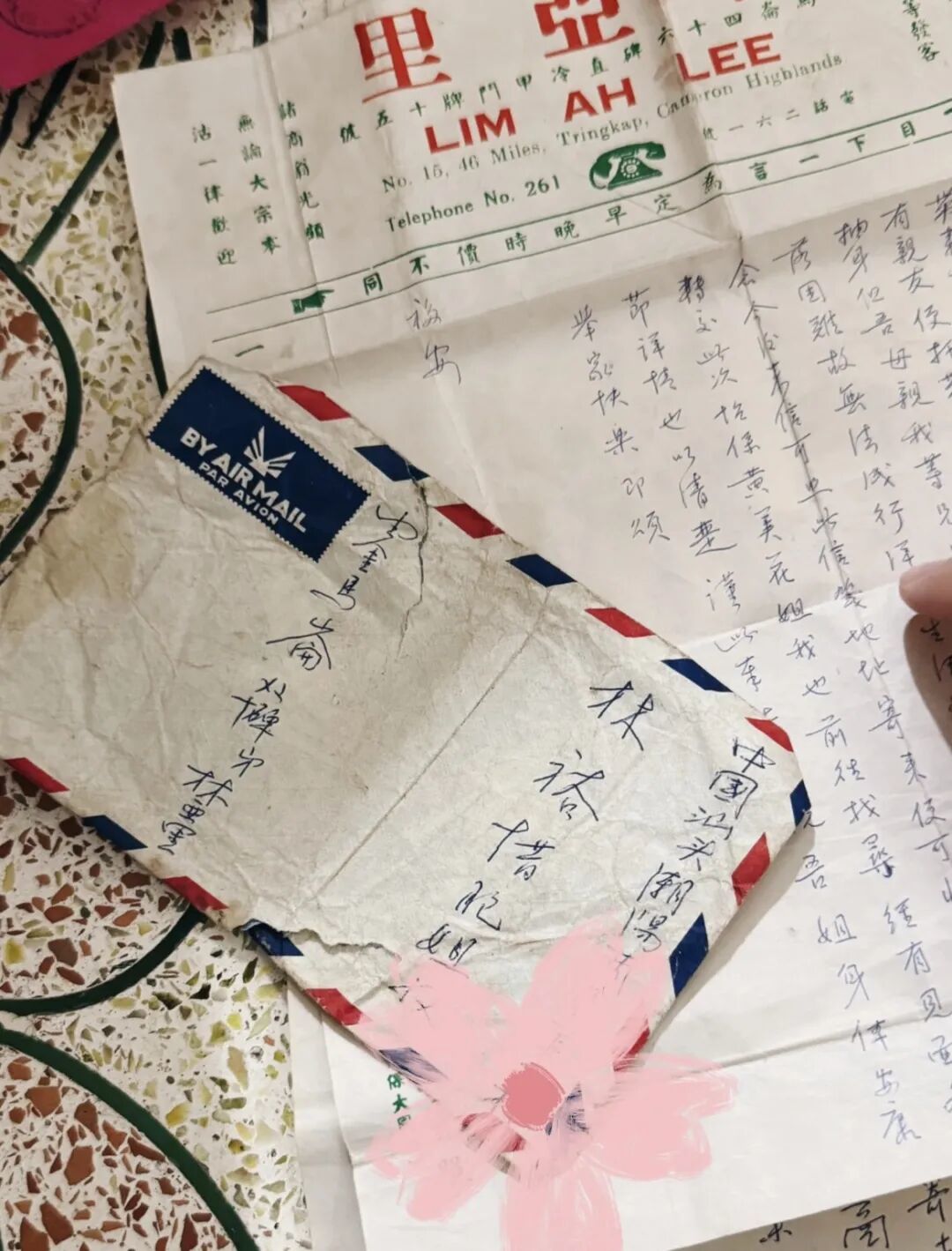 简的祖辈从马来西亚寄到中国的信件。(图/由被访者提供)