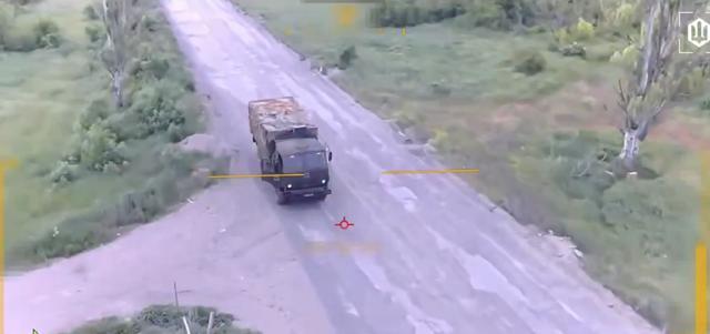 ▲无人机锁定公路卡车