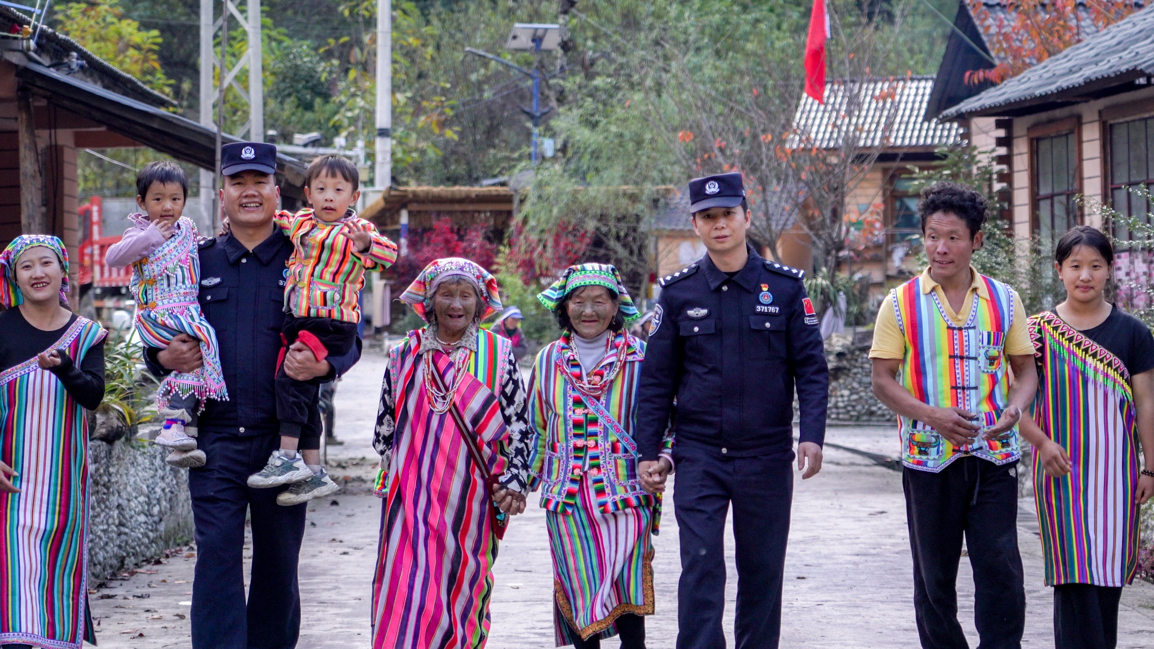 图为独龙江边境派出所民警与独龙族群众一起合影留念