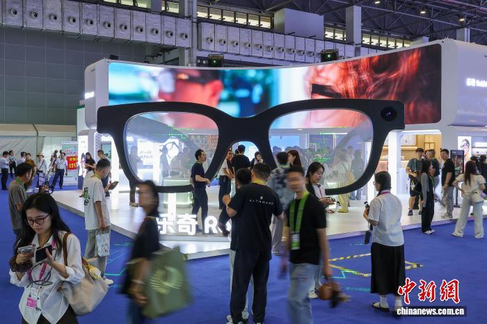 4月13日，第六届中国国际消费品博览会在海口启幕，一款巨型AI眼镜亮相消博会现场。　中新社记者 骆云飞 摄