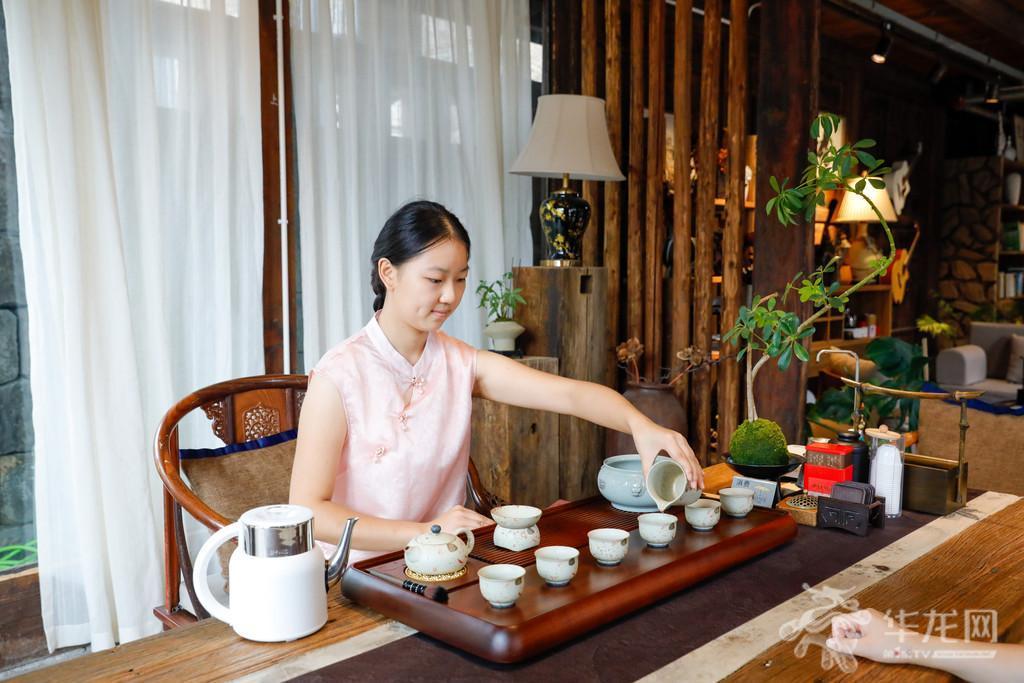 两江新区龙兴古镇，茶艺师冲泡茶叶招待客人。