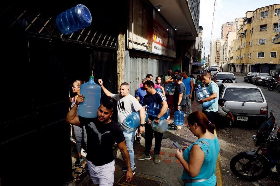 上图：2026年1月3日，在委内瑞拉首都加拉加斯，人们听到爆炸声后在街道上奔跑。 下图：2026年1月3日，委内瑞拉加拉加斯，担心物资短缺的民众在多家超市外排起了长队。图/视觉中国