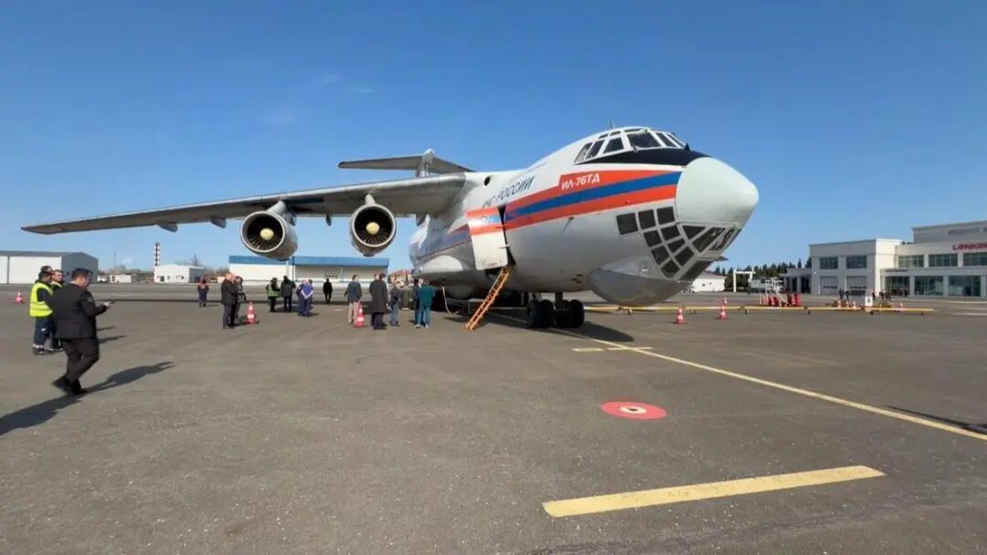 当地时间3月12日,俄罗斯紧急情况部飞机携向伊朗提供的13吨人道主义救援物资抵达阿塞拜疆的连科兰国际机场。