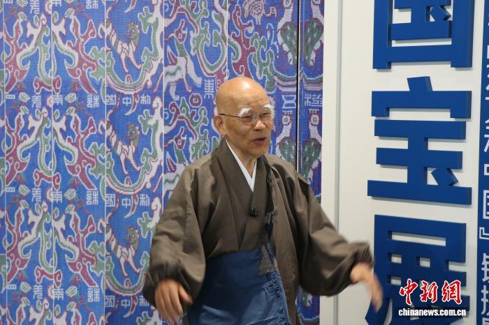 6月21日,小岛康誉在新疆博物馆参观“中华锦绣——‘五星出东方利中国’锦护臂国宝展”。 苟继鹏 摄