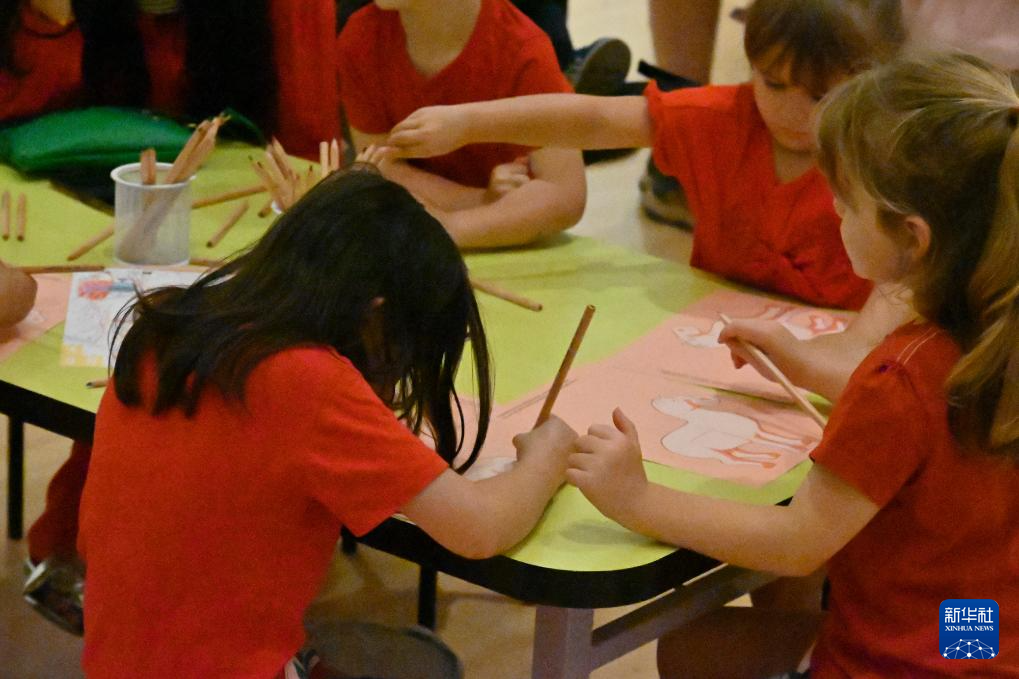 2月22日,当地儿童在澳大利亚墨尔本维多利亚国家美术馆举行的春节主题活动上画马。新华社记者 徐海静 摄