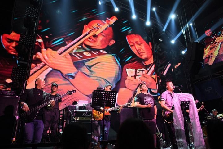 天杵乐队在拉萨骑士酒吧举办20周年巡演。天杵乐队成立于1999年，由6名长期活跃在西藏的藏族音乐人组成（2019年4月28日摄）。新华社记者 姜帆 摄