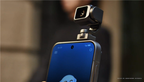 颠覆方法！人人首款机器东说念主手机登场 影石CEO刘靖康点赞荣耀Robot Phone：佳构