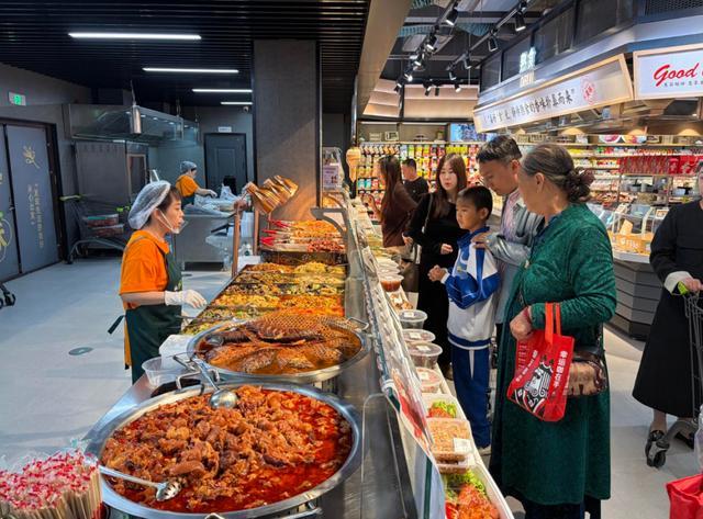 惠买超市店内人来人往