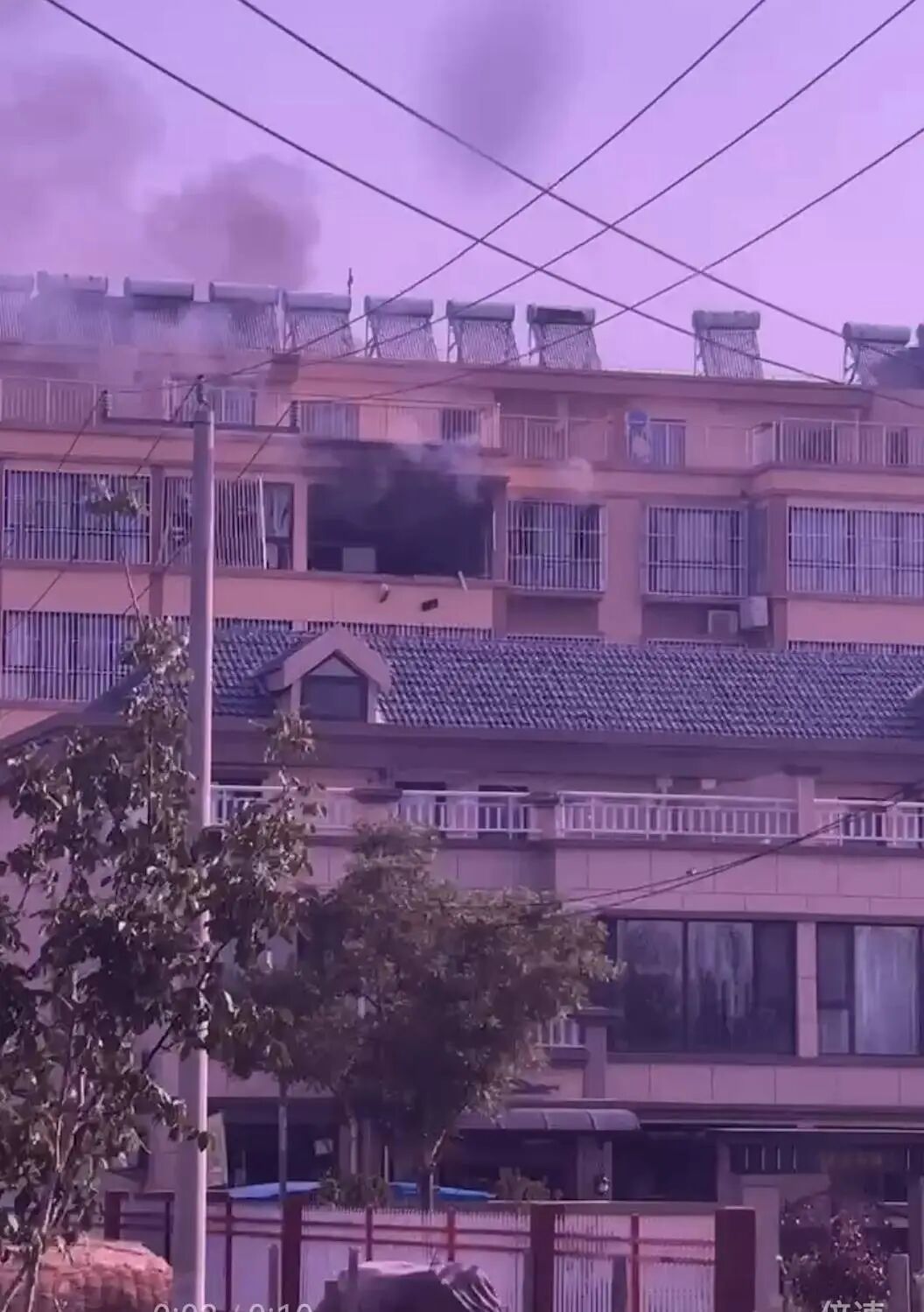 房屋爆燃后室外监控拍摄画面(受访者供图)