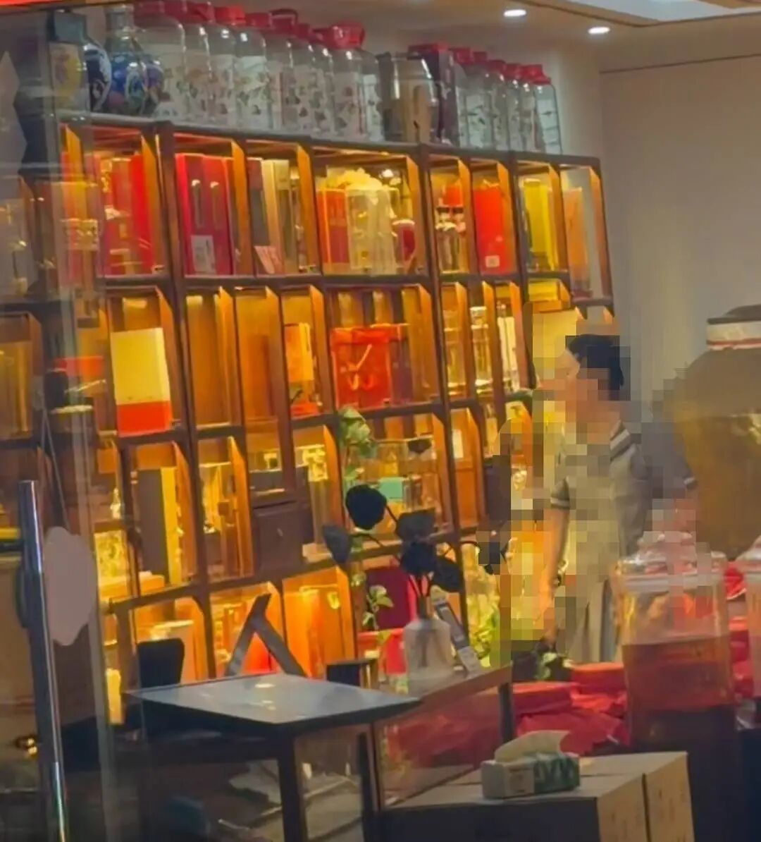 宜宾警方通报女子打砸酒水经营店铺:其已被送往医疗机构诊断治疗