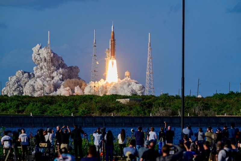 2026年4月1日，好意思国佛罗里达州肯尼迪航天中心，NASA新一代登月火箭“天际辐射系统”辐射升起，实行“阿耳忒弥斯2号”载东谈主绕月任务。这是好意思国自1972年以来初度载东谈主飞向月球。 IC Photo