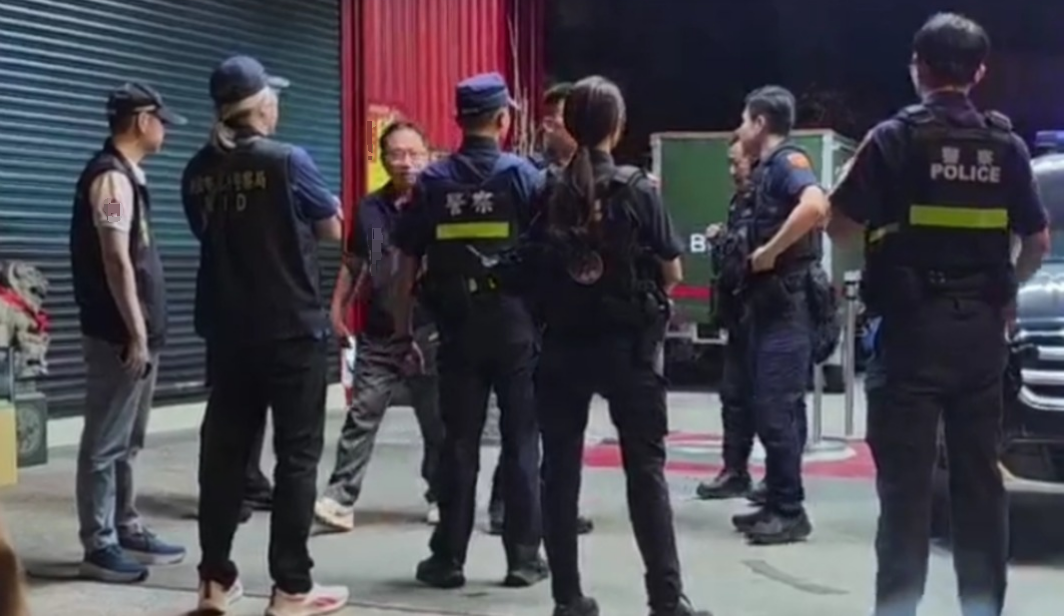 警方在维持现场秩序。图源:台湾东森新闻网