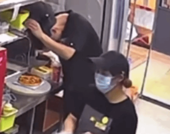 尊宝比萨员工向比萨狂撒头皮屑 门店已被立案