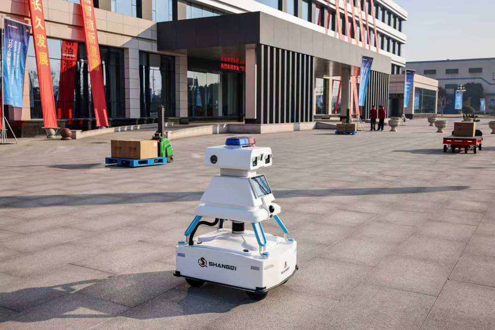 2026年1月23日，上骐集团展示新研发生产的无人巡逻机器人。（受访者供图）