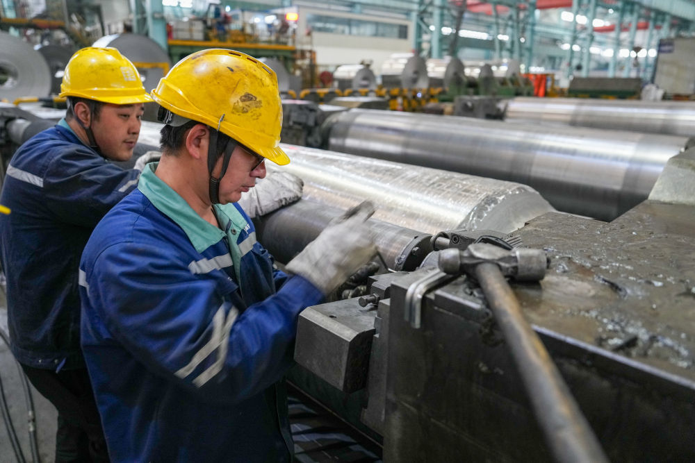 2月26日,在位于江苏省无锡市的银邦金属复合材料股份有限公司,工作人员在生产车间进行生产。