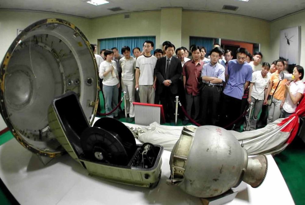1975年11月26日,我国首颗返回式卫星发射成功。这是参观者在西安卫星测控中心参观我国第一颗返回式卫星(资料照片)。新华社发