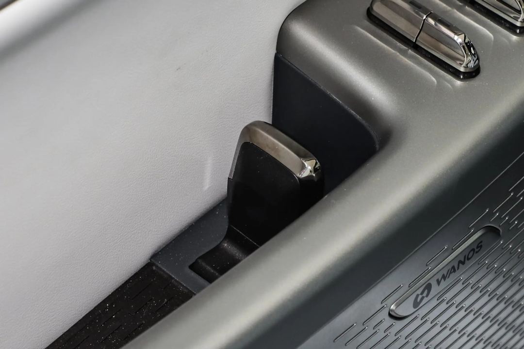 着火了乘客不会开门,得怪车企乱学特斯拉?