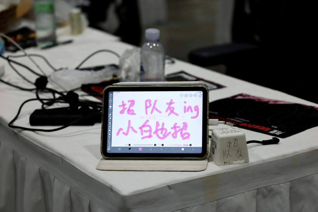 在黑客松现场，零技术经验的参赛者同样可以找到队友、上手开发。