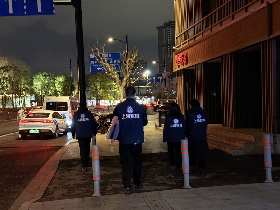 救助管理站工作人员在巡查街面。王海燕摄