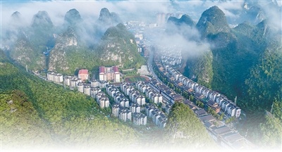 广西融水苗族自治县易地扶贫搬迁安置点苗家小镇俯瞰。 龙 涛摄(影像中国)