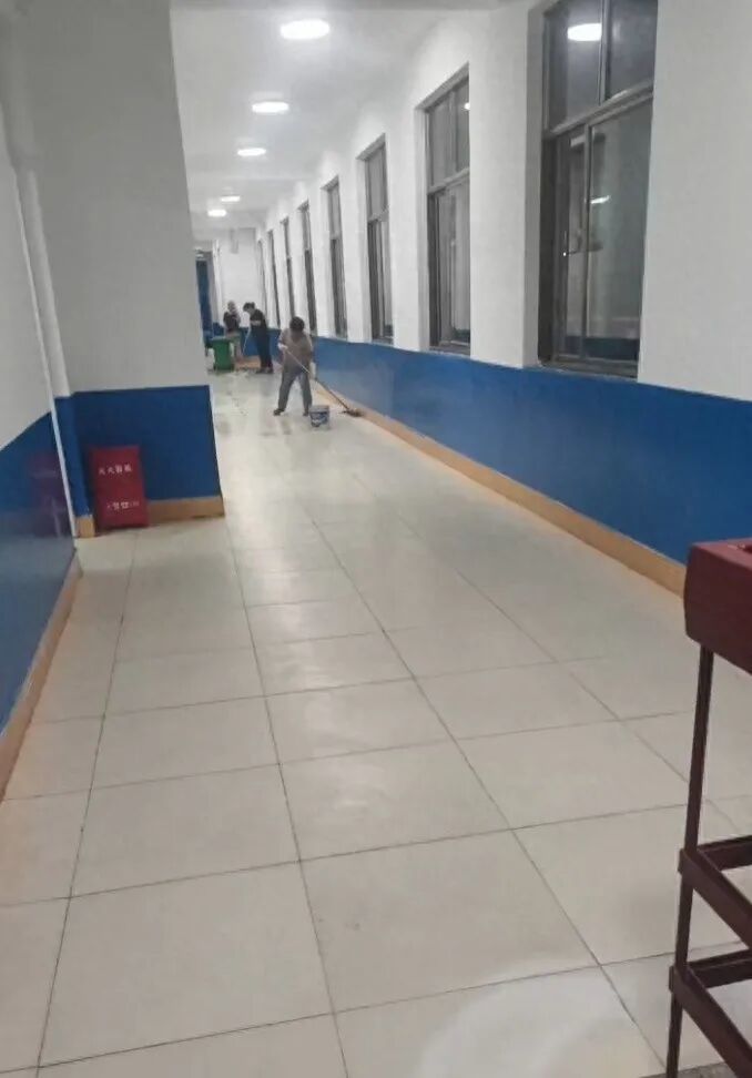 家长反映学校曾连夜赶工。 受访者 供图