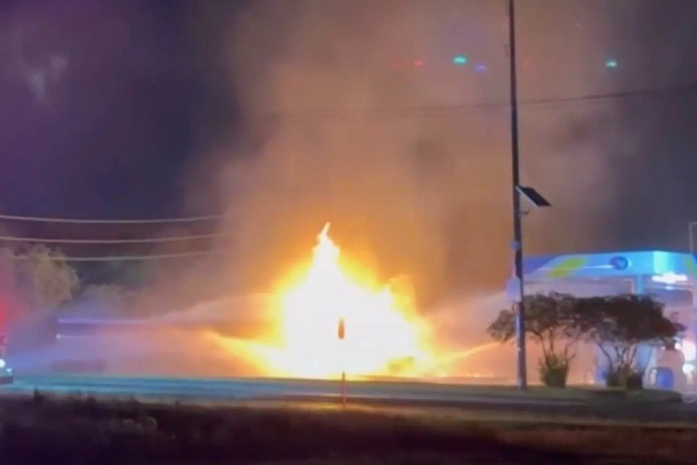 一辆载有9000加仑（约3.4万升）汽油的油罐车当地时代5日在得克萨斯州与另一辆车相撞并撞倒电线后激发大火。图源：好意思媒