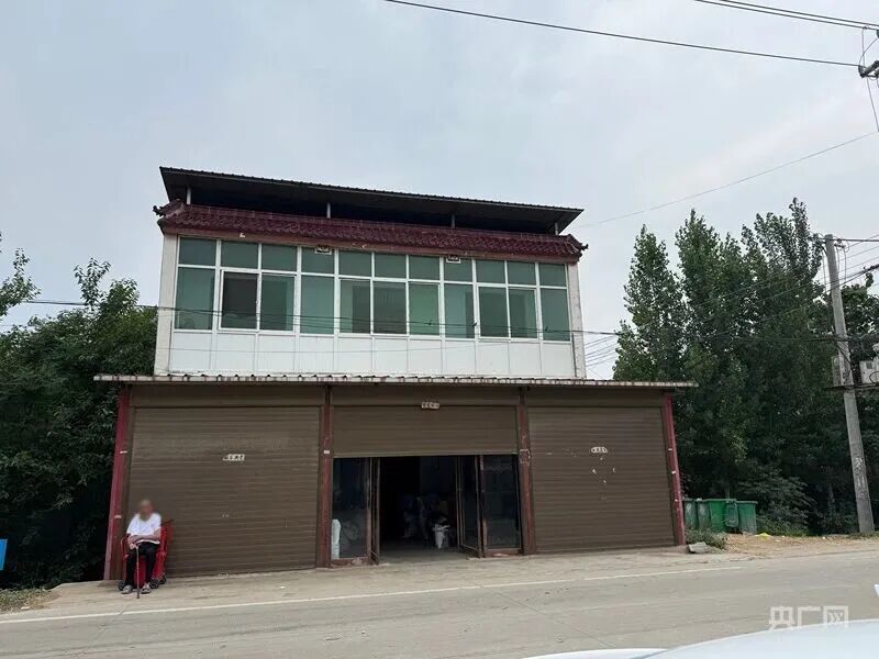 与养老院近在咫尺，陈胜利却从未踏进过隔壁的养老院一步（刘保奇 摄）