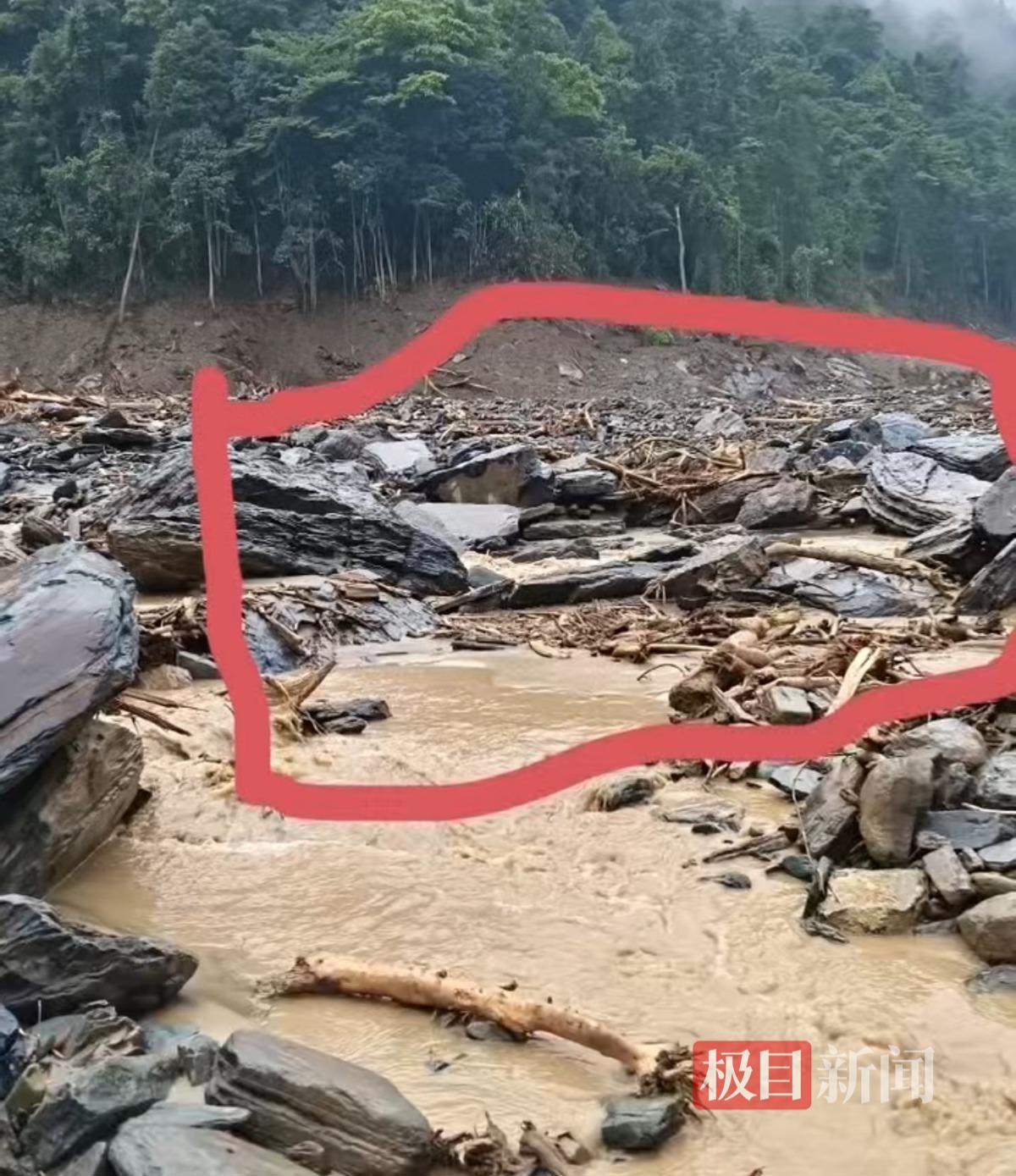 大运19日回家看到的场景,房子已经没有了(极目新闻记者拍摄)
