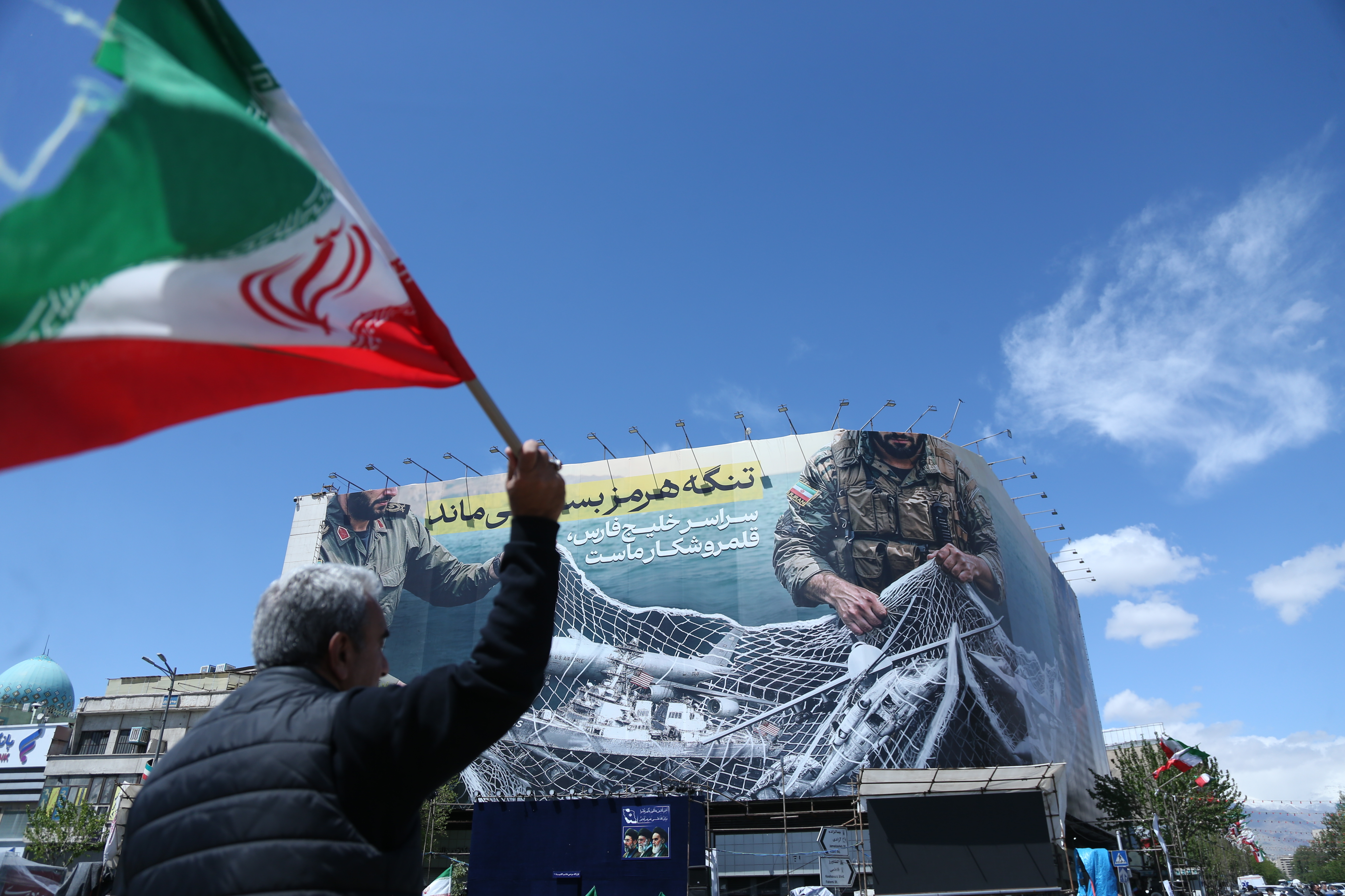 4月8日,一名男子在伊朗首都德黑兰革命广场参加集会。新华社记者沙达提摄