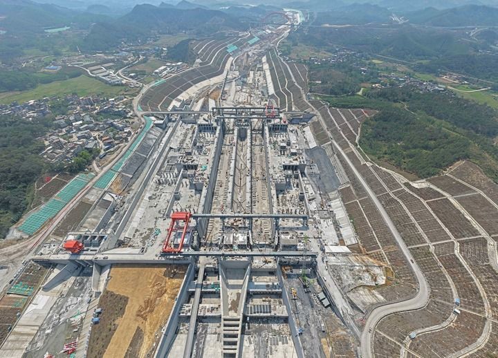 这是2026年3月5日拍摄的广西平陆运河马道枢纽建设现场（无人机照片）。新华社记者 周华 摄
